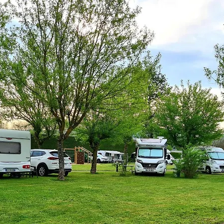 & - Val De Braye Kamp alanı