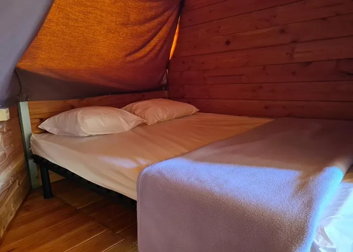 & - Val De Braye 营地 *